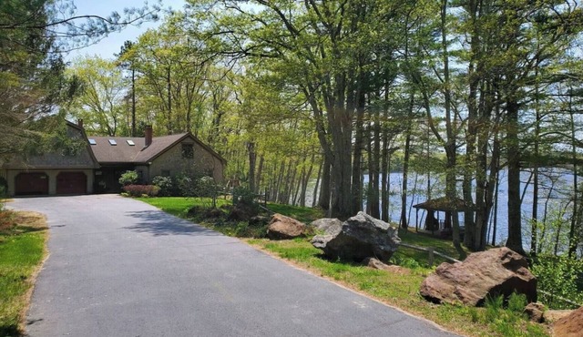 The Lake House - Spacious 8-bedroom lakefront vacation home