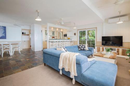 The Lake House - Waterfront Haven with Granny Flat