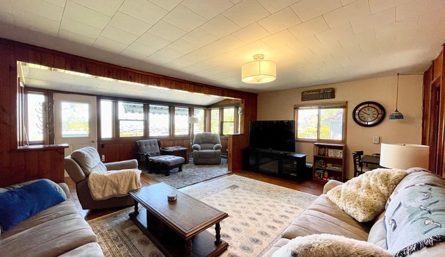 "The Lake House" With Spectacular Views! Steps to Beach!