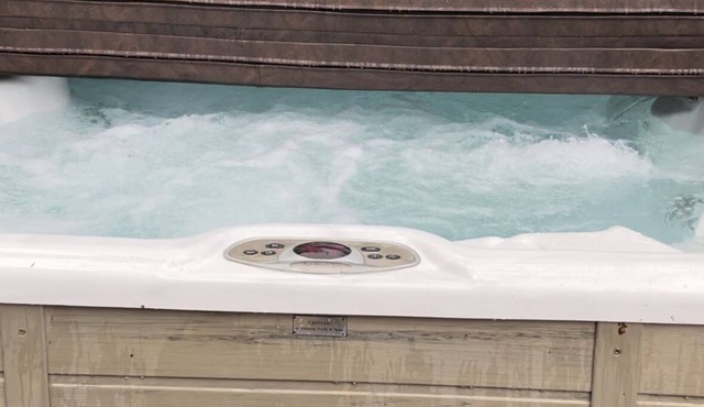 The Lake Life Retreat with Hot Tub