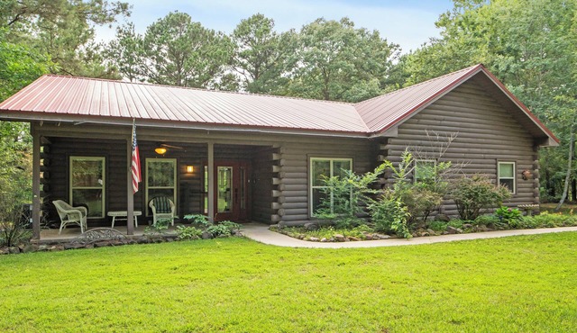 The Lake Lodge at Remember When Cabins with Hot Tub and outdoor fireplace