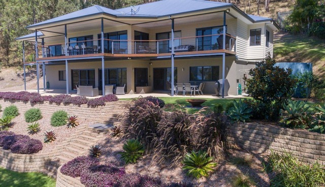 The Lake Retreat - southern shores of Smiths Lake