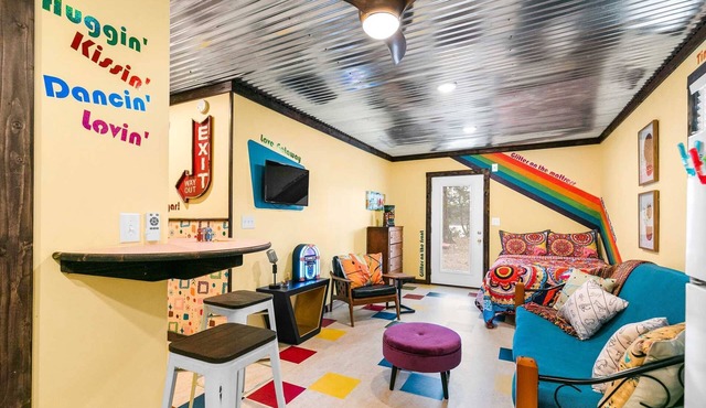 The Lake Shack -Fun and Quirky, Bring Your Boat, A Fun Getaway Experience!-B52