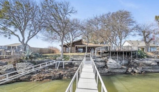The Lake Shack-Water Front!