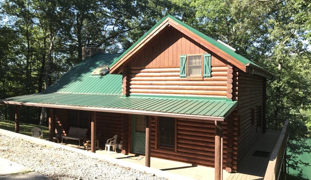 'The Lakefront Lodge' - Spacious Lakefront 3 Bedroom W/Private Covered Dock