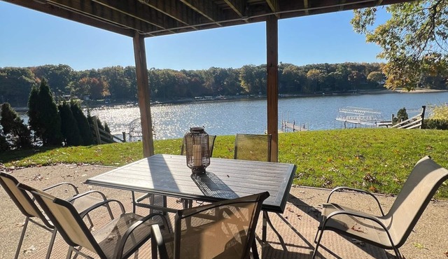The Lakefront ReTreat w/Hot Tub, kayaks, & beach