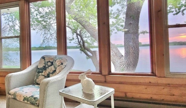 The Lakehouse - Entire Home & Private Lakeshore