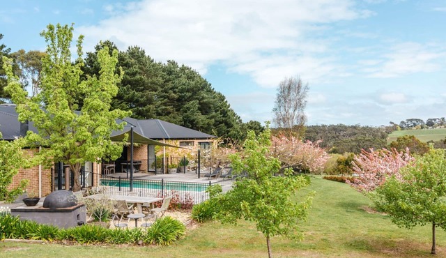 The Lakehouse - Great family home with Pool & Tennis Court