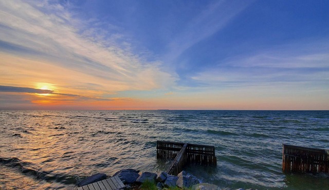 "The Lakehouse" Lakefront Chalet on Sand Point’s North Shore