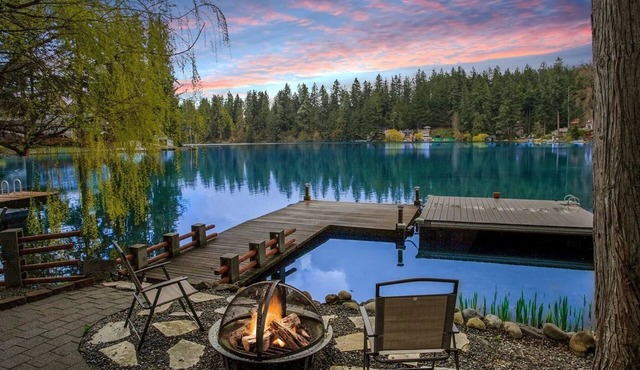The Lakehouse Retreat, Private Luxury Lakefront Escape in Maple Valley