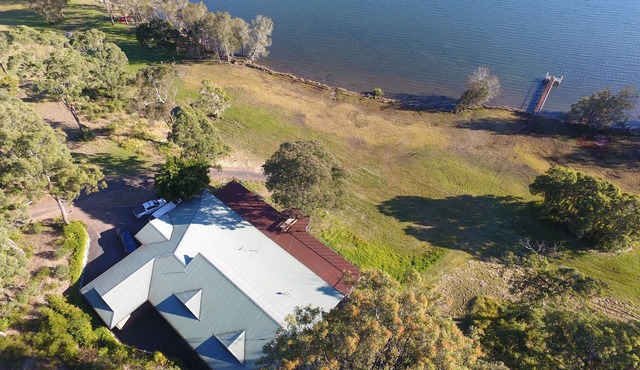 The Lakehouse - SLEEPS 12 Comfortably in 5 Bedrooms and 3 Bathrooms