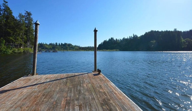 The Lakehouse sleeps 11, pets ok, private dock