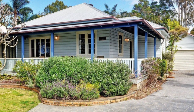 The Lakes Cottage – Traditional Tea Gardens Cottage