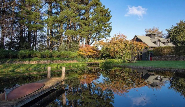 The Lakeside Barn - Design Masterpiece with Views!