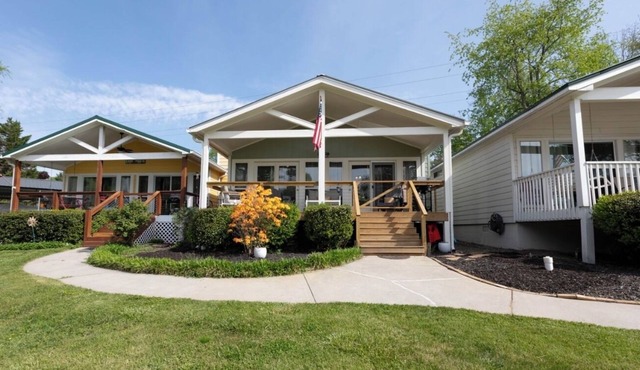 The Lakeside Cottage with 2 docks, pet friendly in Hiawassee, GA