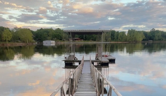 The Lakeside Family Oasis Spacious 5-BD house Pvt dock ramp Monkey Island