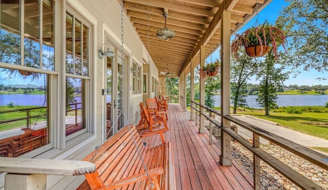 The Lakeside Giddy Up Getaway - Explore Lindale's Wineries and Canton Trade Days