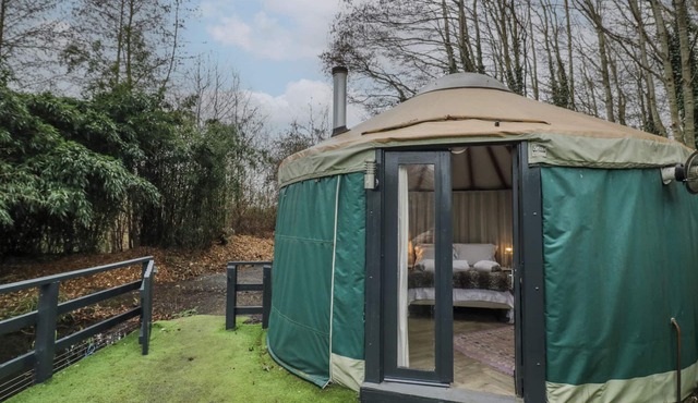 THE LAKESIDE YURT, pet friendly, with hot tub in Beckford