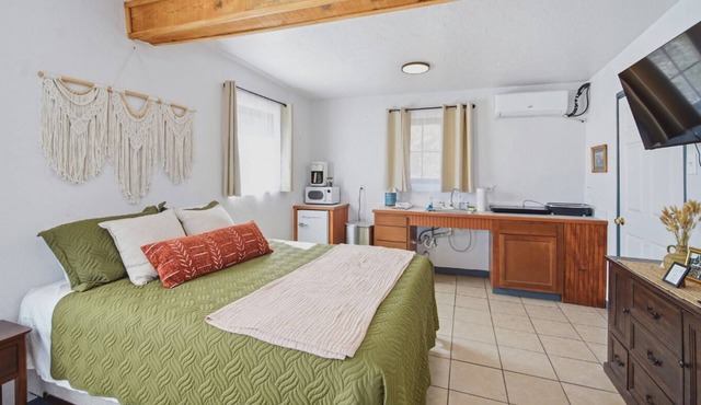 The Lakeview Kitchenette - 1 Queen Bed