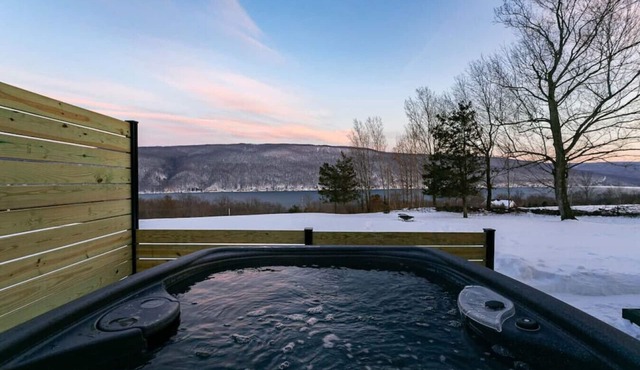 The Lakeview Chalet: Cozy & Chic, Hot Tub, Games
