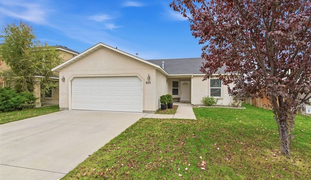 The LAMA Ranch- Fabulous 3-bedroom charming farmhouse in Caldwell