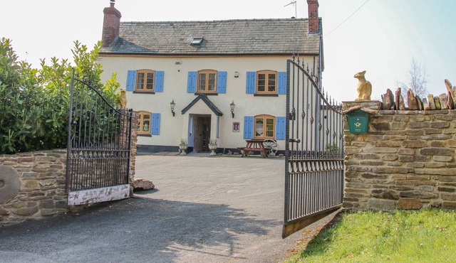 THE LAMB INN, pet friendly, character holiday cottage in Leominster