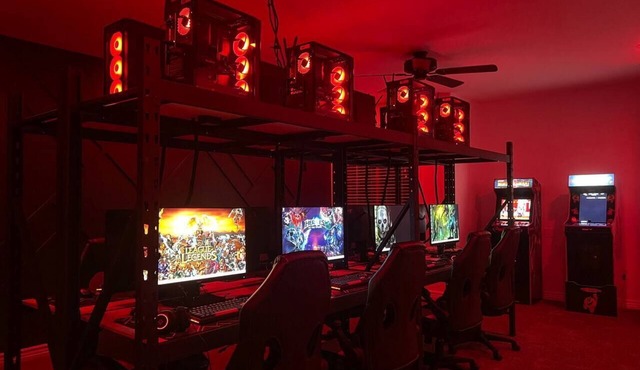 The LAN House - Sleeps 21