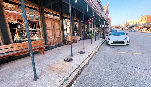 The Landing at Main Street Suites: Cozy apartment in downtown Van Buren, AR