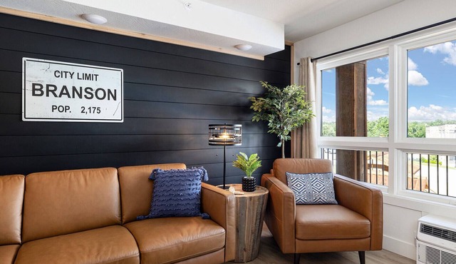 The Landing Loft! Walk to Downtown, Pools, Fishing, Gym, Scenic Train Station.