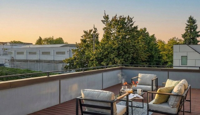 The Landing | Modern Townhome w/Rooftop Deck