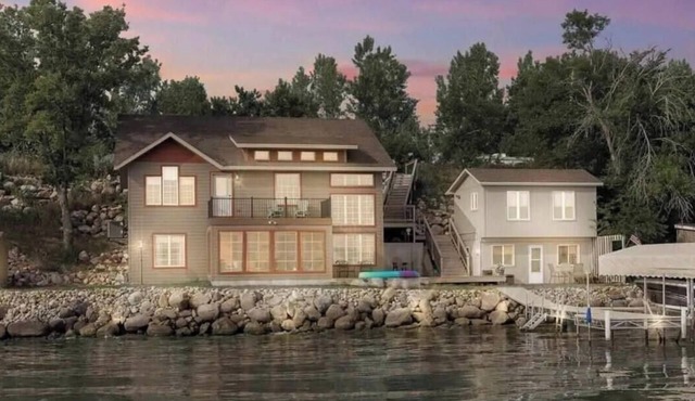 The Landing on Lake Madison: Room to Relax, Play & Enjoy the Lake