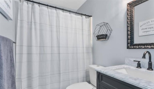 The Landing Pad-2 Bedroom 2 Bath w/garage parking