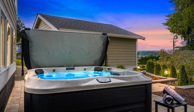 The Landing - Waterviews, Beach Access, & Hot Tub