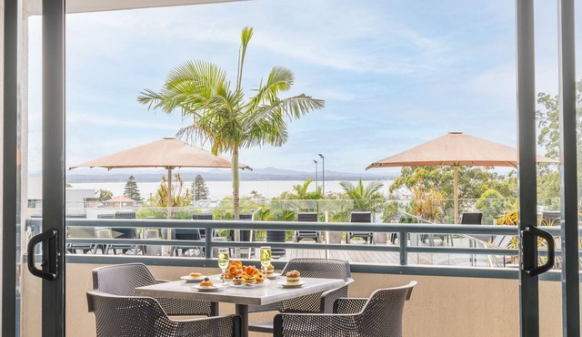 The Landmark 108, 61B Dowling St - air con, linen, pool, lift, views