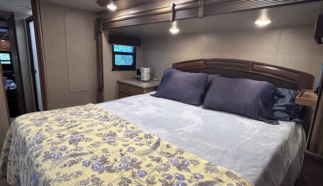 The Landmark Victoria RV, No Cleaning Fee/King Sleep Number Bed/Cozy
