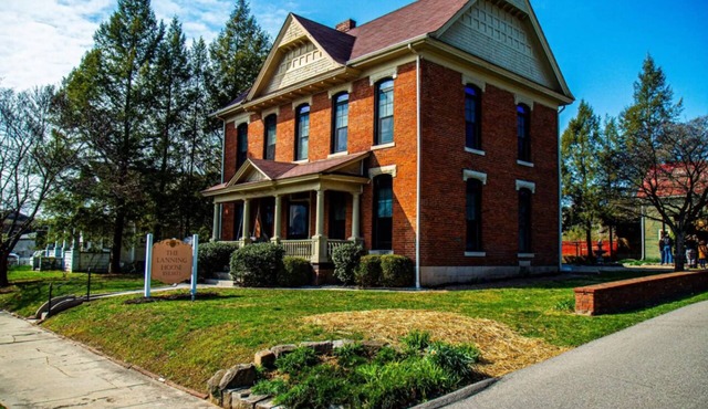 The Lanning House: 3-bedroom house in fabulous downtown Salem with AC