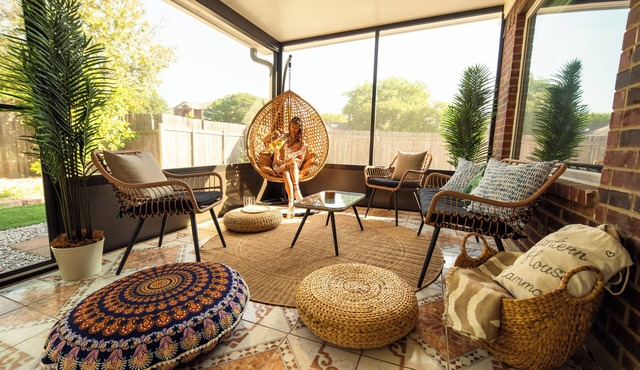 The Lantern House EXPERIENCE w/Hot Tub & Game Room in Pflugerville