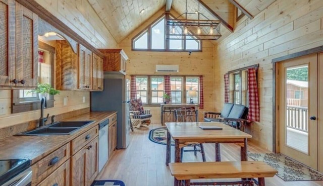 ~The Laramie~ 2-bedroom, 2 bath Log cabin near Charlotte rustic but comfortable