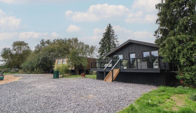 THE LARCH HOUSE, pet friendly, luxury holiday cottage in Farndon