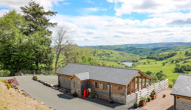 THE LARCHES, family friendly, with hot tub in Llanidloes