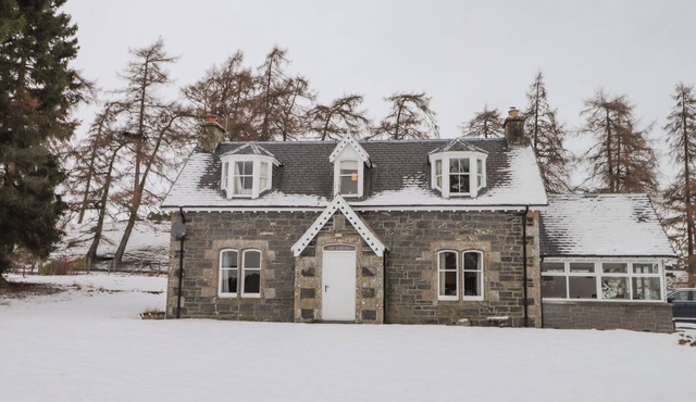 THE LARCHES, pet friendly, character holiday cottage in Kingussie