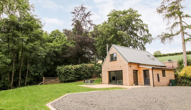 THE LARCHES, pet friendly, with open fire in Clun