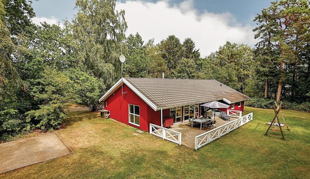 The large cottage with indoor pool, whirlpool for 6 and sauna welcomes you on a level plot, which is