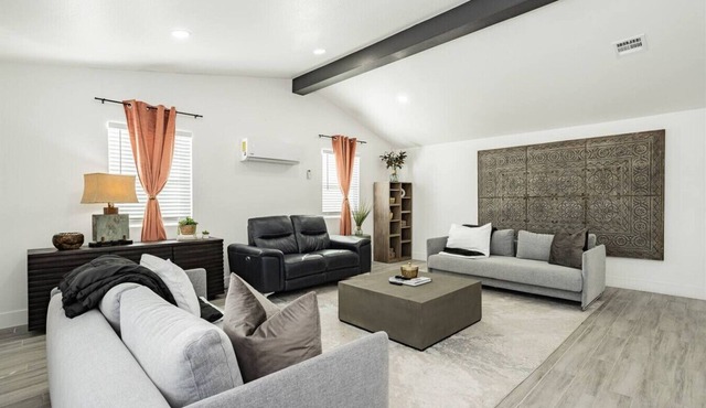 The Las Vegas Entertainer: Games, Location + Views