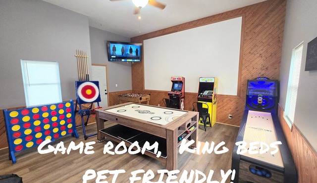 The Lasalle Lounger. Full game room! King beds. Walk to downtown.