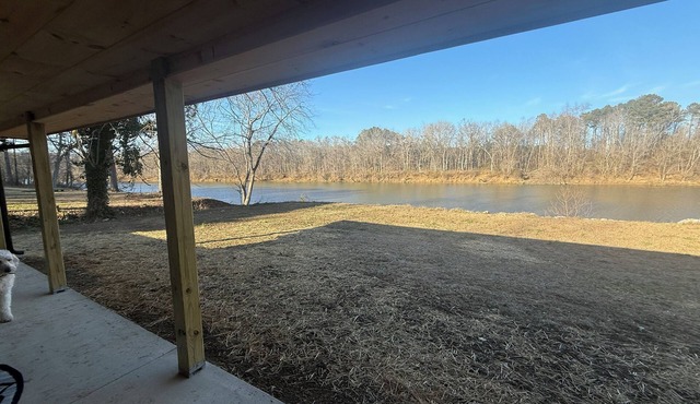 The Last Bend Lodge, cozy and private home on the Coosa River!