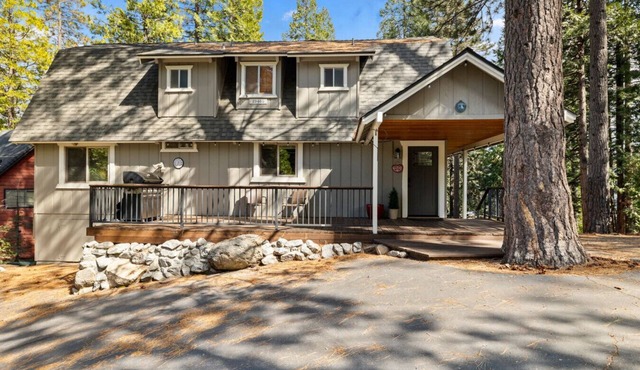 The Laughing Pig – 9-Bedroom Family Cabin for 33 with Game Room, Fireplaces & Huge Outdoor Firepit