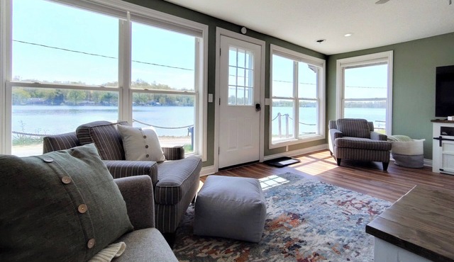 The Laurabelle: Your Lakeside Sanctuary
