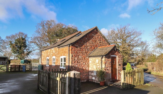 THE LAURELS BARN, pet friendly, with a garden in West Felton