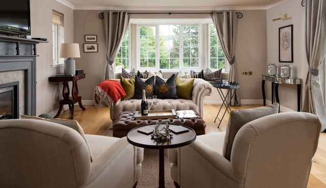 THE LAURELS, Jedburgh - sleeps 2+2 in 2 bedrooms